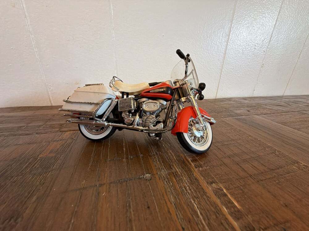 Maisto Harley-Davidson FLH Electra Glide Diecast Motorcycle 1:18 Scale